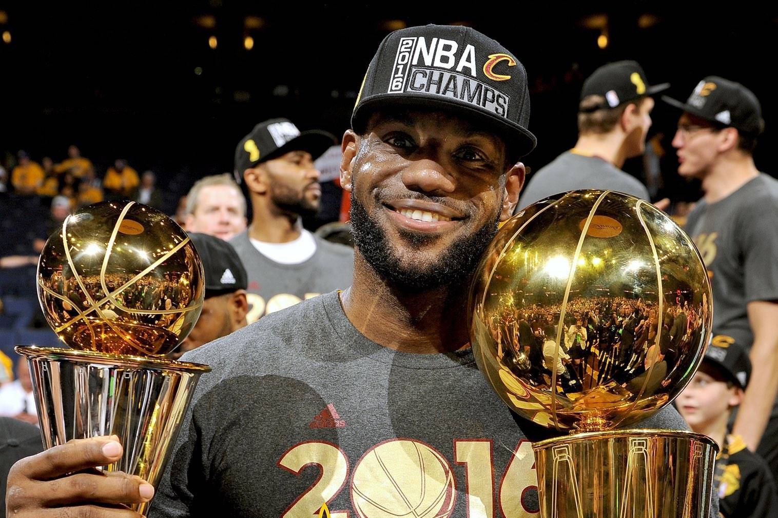 收到快递真开心，尤其是《申花装备》，仿佛看到了申花夺冠的那一刻